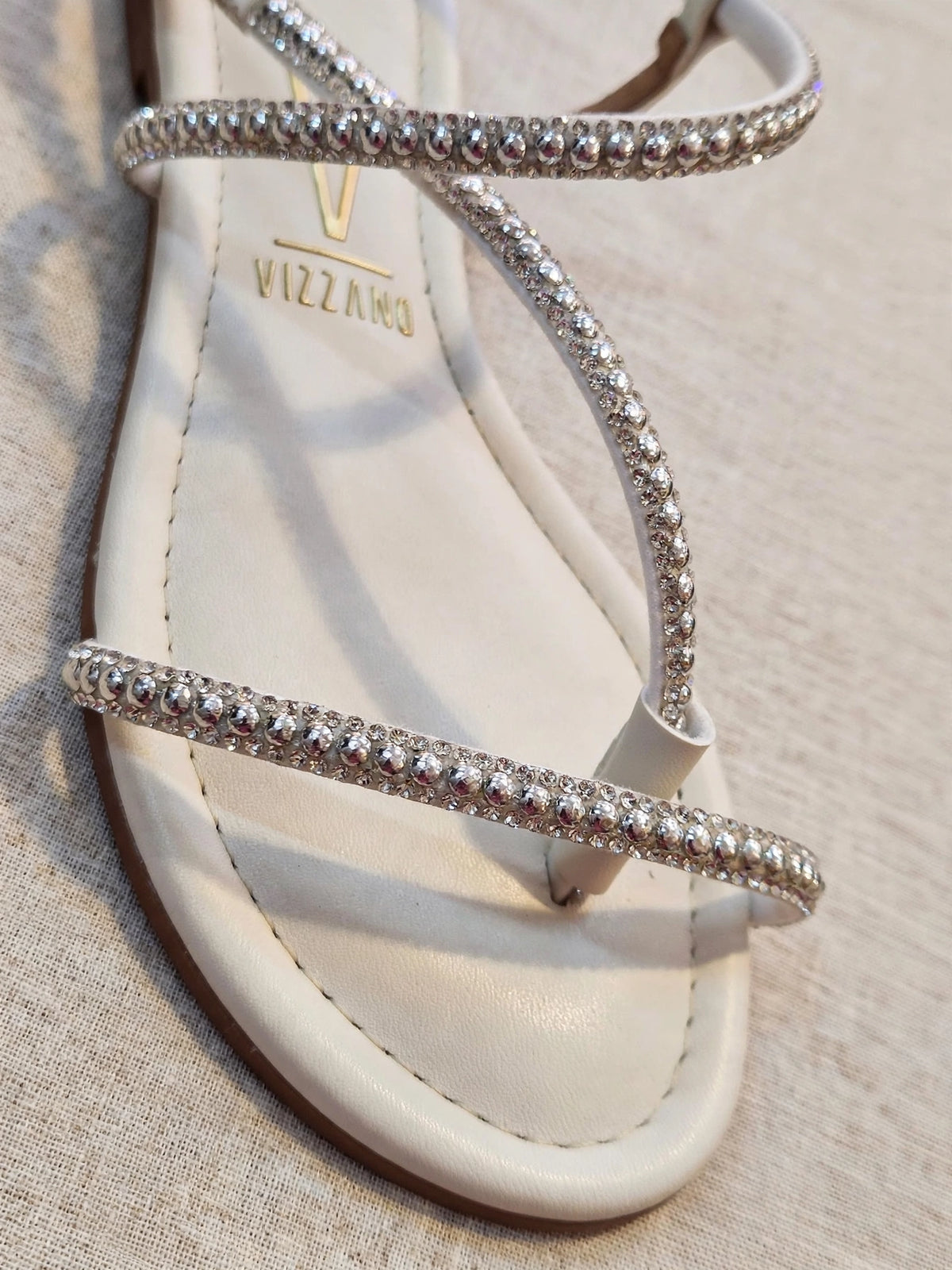 Sandália Rasteira Vizzano Tiras com Strass - Branca / Off-White